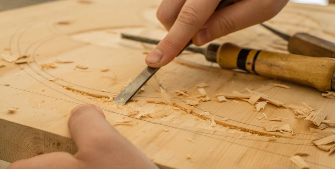 Detaliu sculptat manual