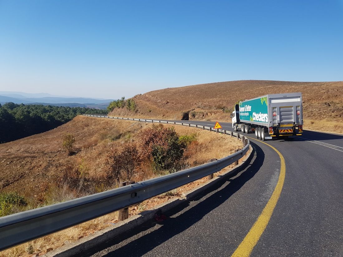 Camion pe autostradă
